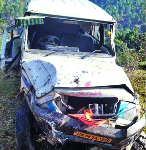 अल्मोड़ा: बोलेरो वाहन खाई में गिरा, चालक की मौत 