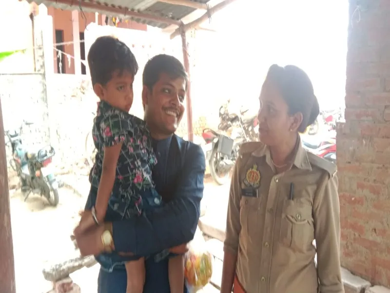 अमेठी: मेले में गुमशुदा बच्चों को परिजनों से मिलाने में वरदान बनी महिला कांस्टेबल, सब करते हैं तारीफ 