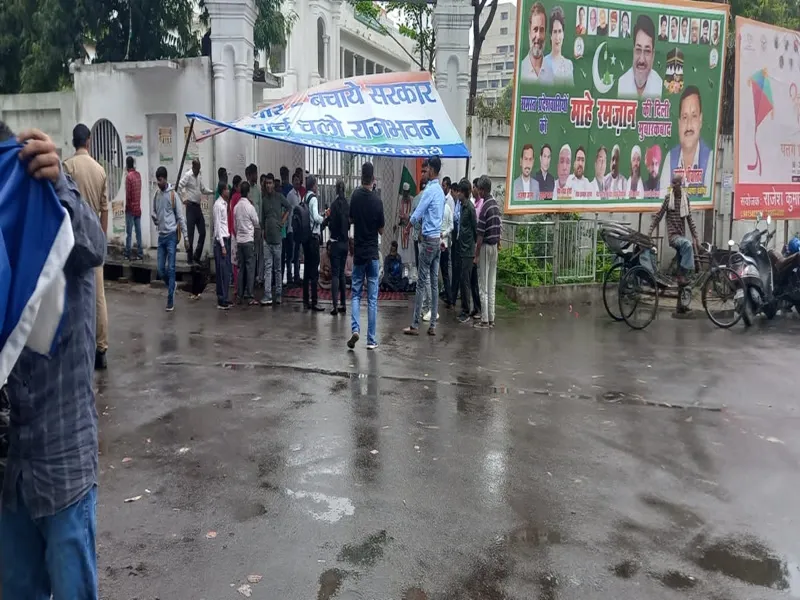 Video: नौकरी से हटाने का आरोप लगा Congress प्रदेश कार्यालय के मुख्य गेट पर कर्मचारियों ने जड़ा ताला 