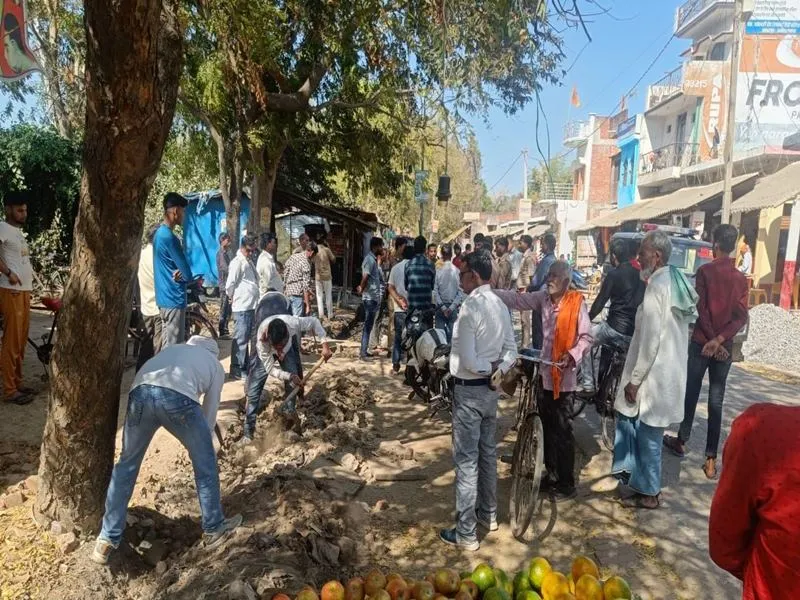 अयोध्या: नालियों की शुरू हुई सफाई तो बाजारवासियों ने काटा हंगामा