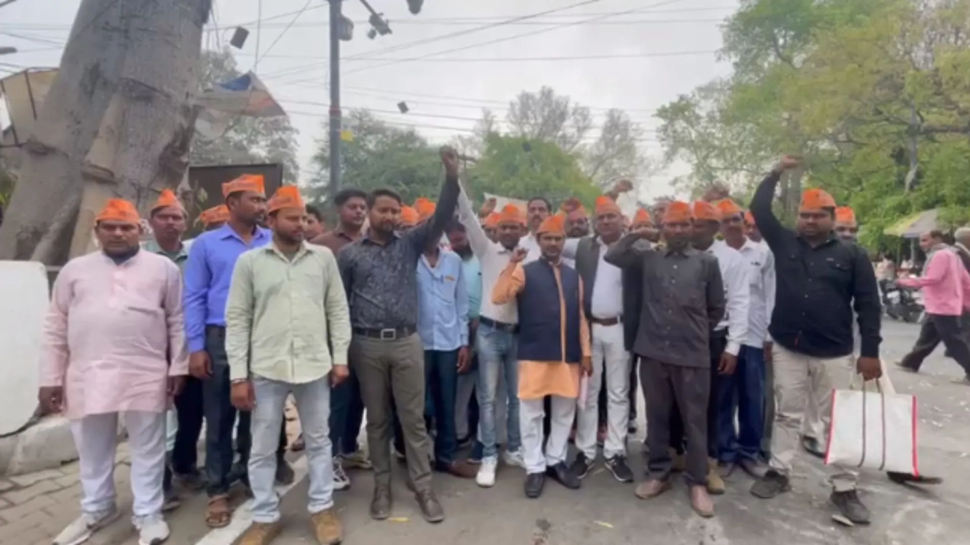 बरेली : शासनादेश तो आ गया, लेकिन लागू न होने पर बीडीसी संघ में रोष, डीएम को सौंपा ज्ञापन 