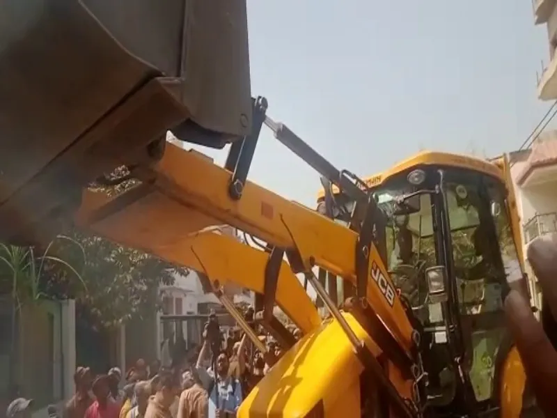 Big Breaking: माफिया अतीक अहमद के करीबी के मकान को 3 बुलडोजर कर रहे ध्वस्त, सफदर ने लगाया मनमानी का आरोप  