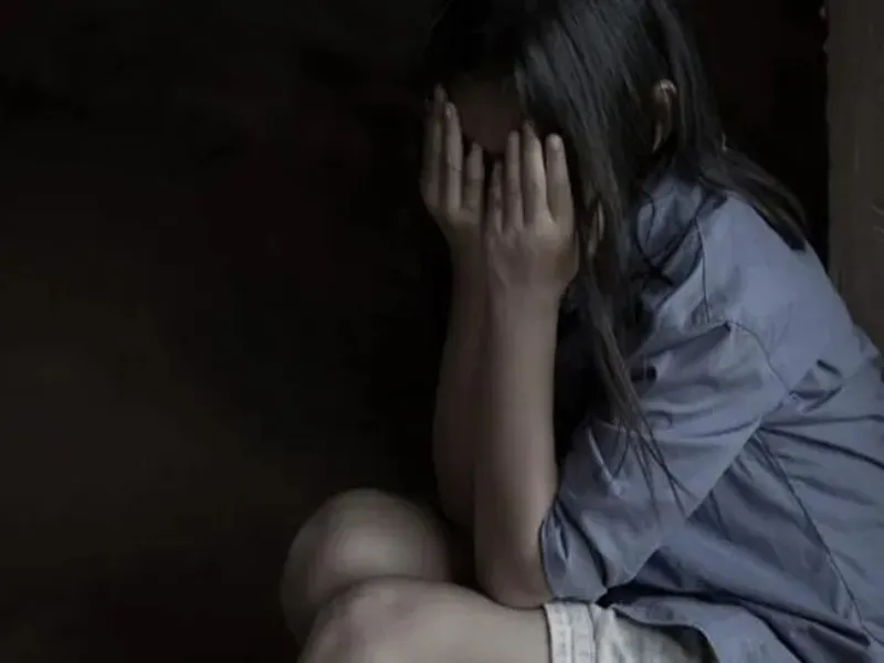 शर्मनाक: सौतेले पिता ने मां की गैरमौजूदगी में किया बेटी से दुष्कर्म, शिकायत पर हुआ गिरफ्तार   