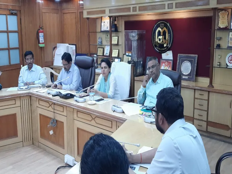लखनऊ: अब लापरवाही पर जिम्मेदार होंगे अधिकारी, लंबित प्रकरणों पर मंडलायुक्त ने जताई नाराजगी  