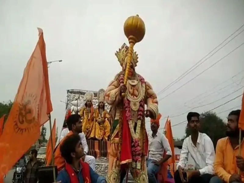 प्रयागराज: राम नवमी पर निकाली गई भव्य शोभायात्रा, आकर्षण का केंद्र बनी झांकियां 