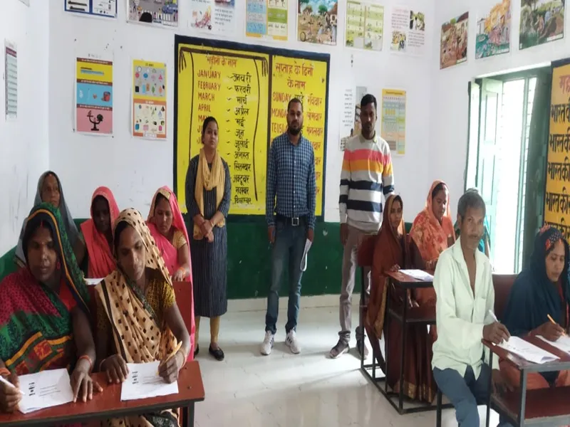 अयोध्या: नवभारत साक्षरता परीक्षा में शामिल हुए 2424 बुजुर्ग