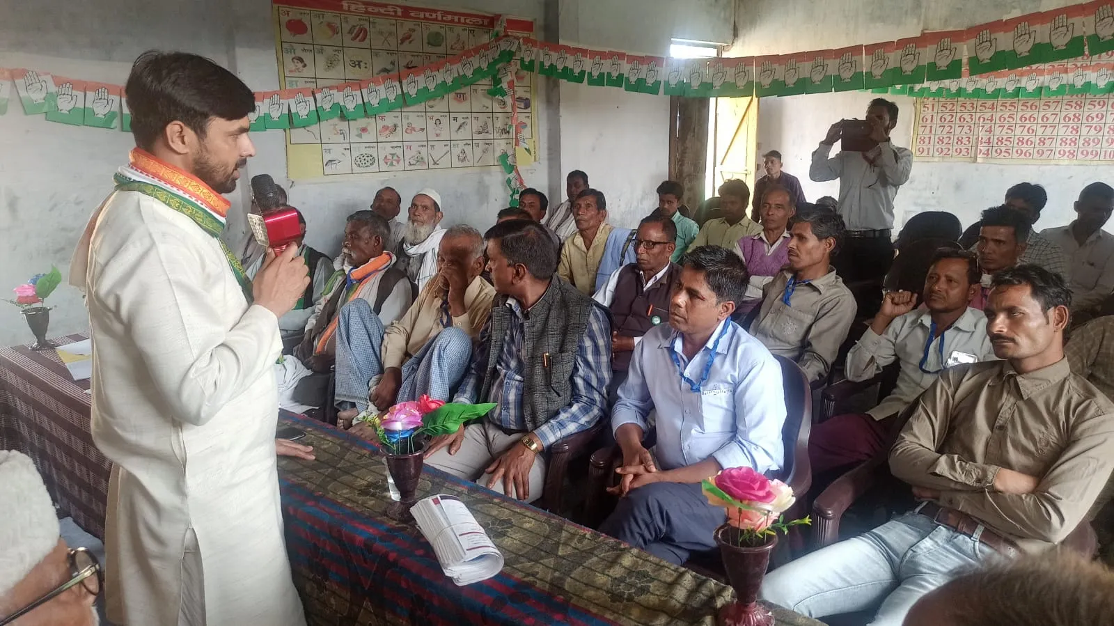 बरेली: हाथ से हाथ जोड़ो अभियान में बांटा राहुल गांधी का संदेश