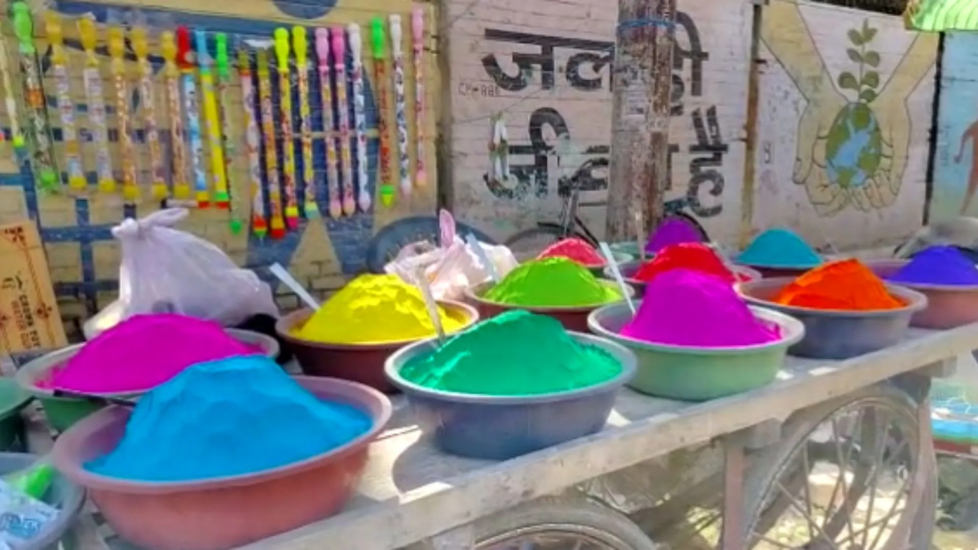 बरेली : हर्बल अबीर-गुलाल करेंगे होली का मजा रंगीन, बढ़ी डिमांड, यहां जानिए पिचकारी व रंगों के दाम