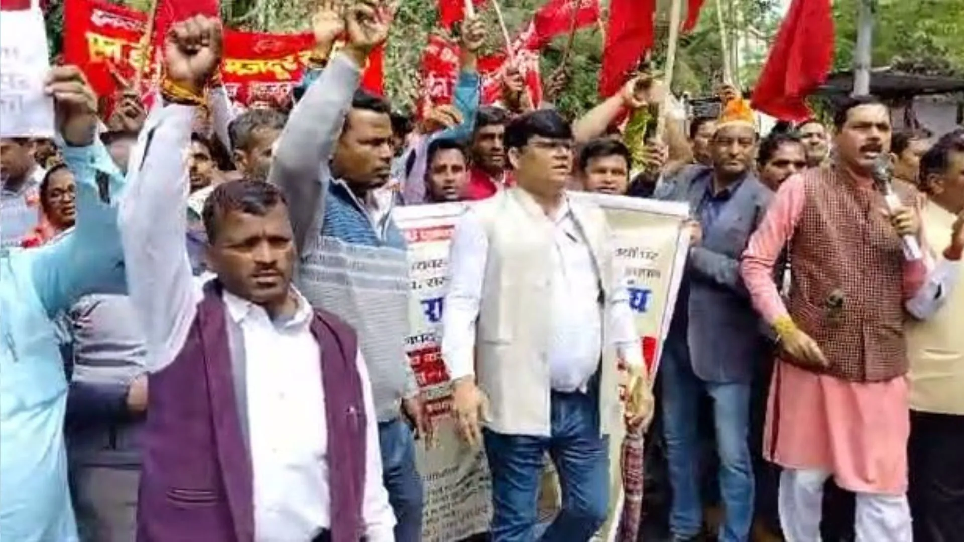 बरेली: पुरानी पेंशन बहाल करने की मांग, बोले- नहीं तो करेंगे हड़ताल