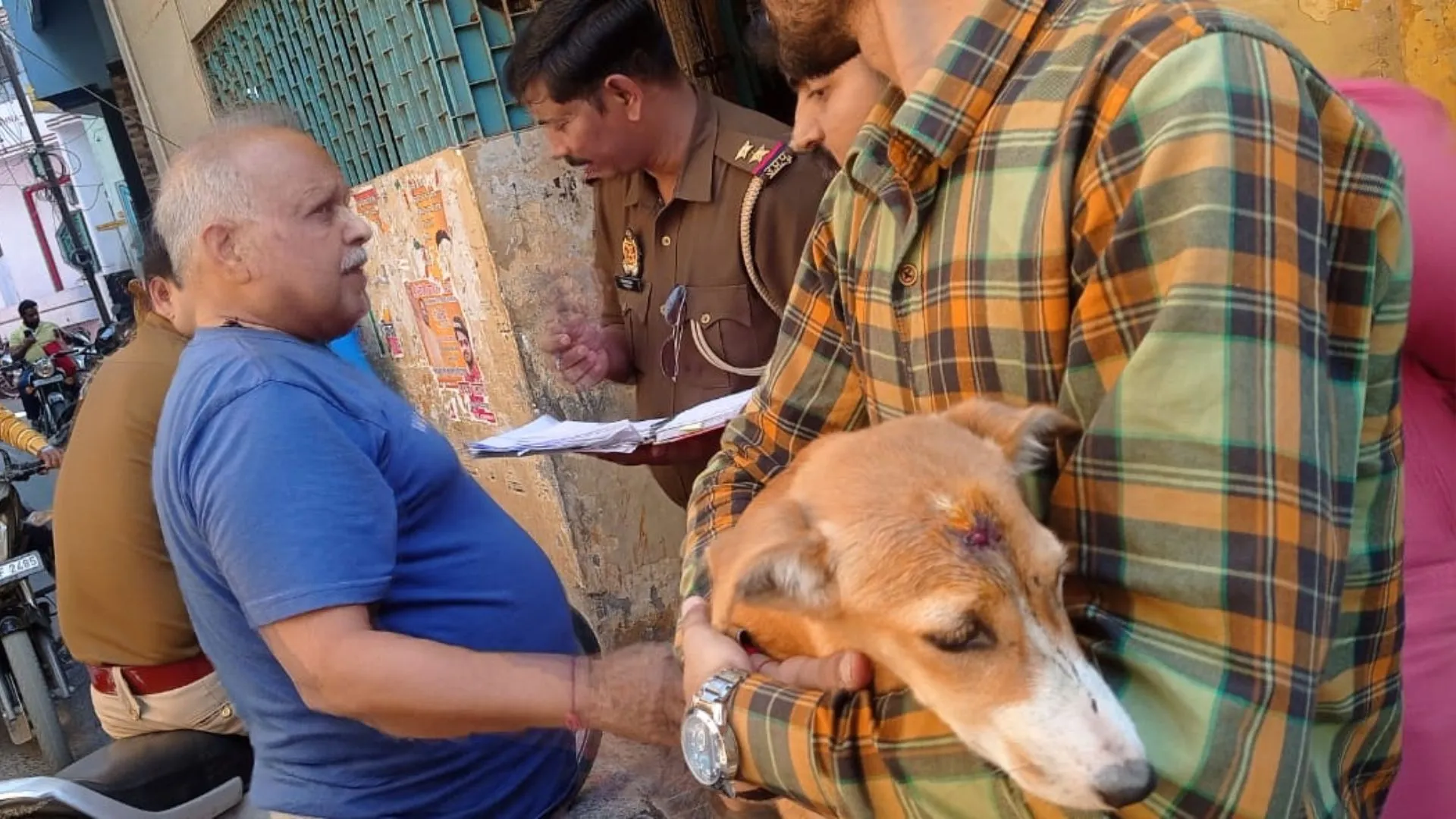 बरेली : मालिक की शह पर क्रूरता की हदें पार, पहले प्रेग्नेंट कुतिया पर डाला तेजाब, अब कुत्ते के सिर पर सरिया से किया हमला 