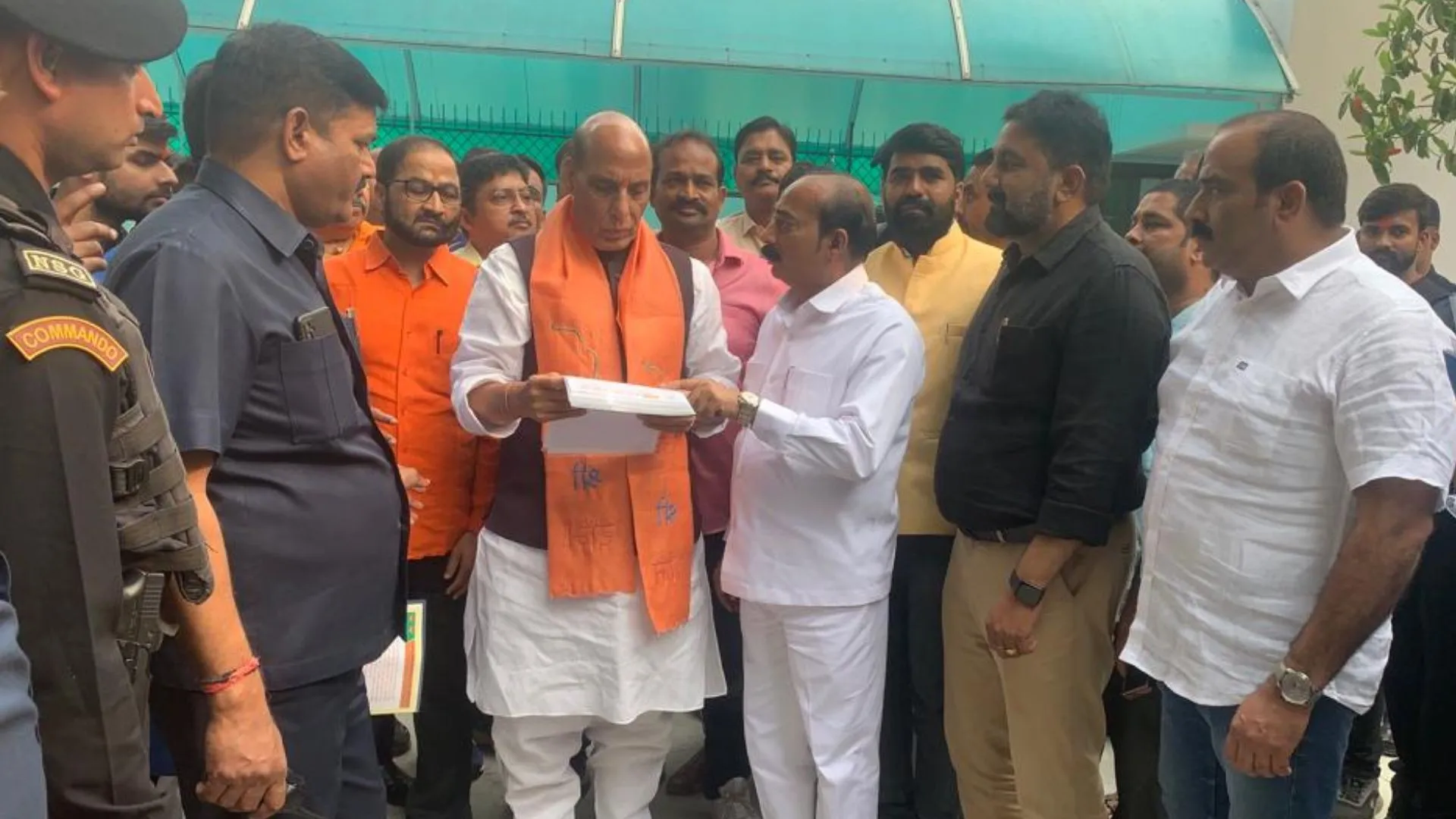 लखनऊ : दवा व्यापारियों ने रक्षा मंत्री राजनाथ सिंह को सौंपा ज्ञापन, ई फार्मेसी पर प्रतिबंध लगाने की मांग की