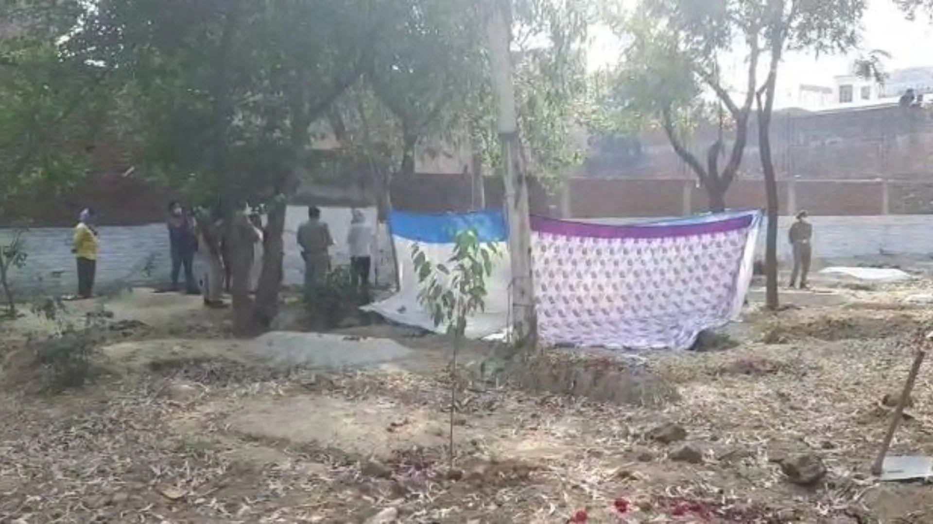 बरेली: पुलिस ने कब्र से निकलवाया महिला का शव, पिता ने लगाया था हत्या का आरोप