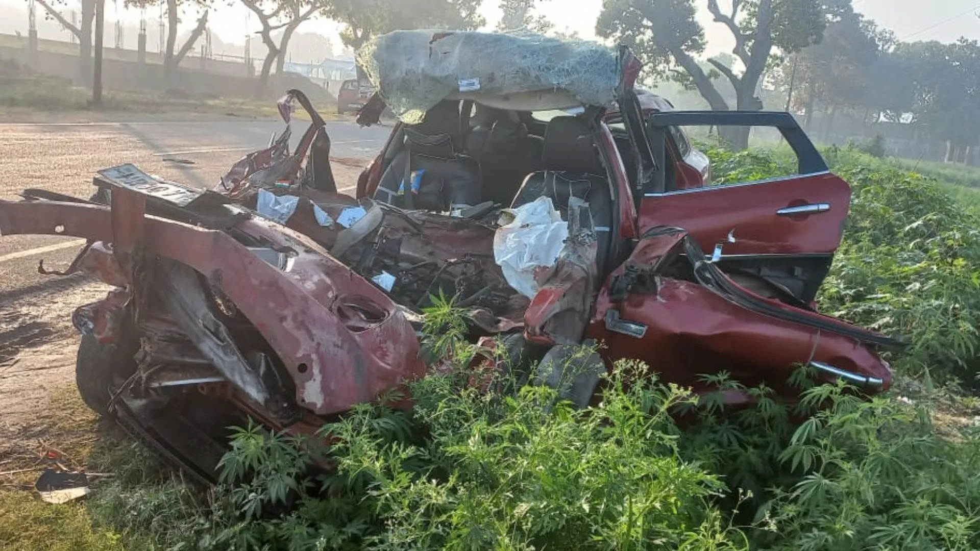 बदायूं : गन्ना लदी ट्राली में घुसी कार, दंपती और मासूम की मौत