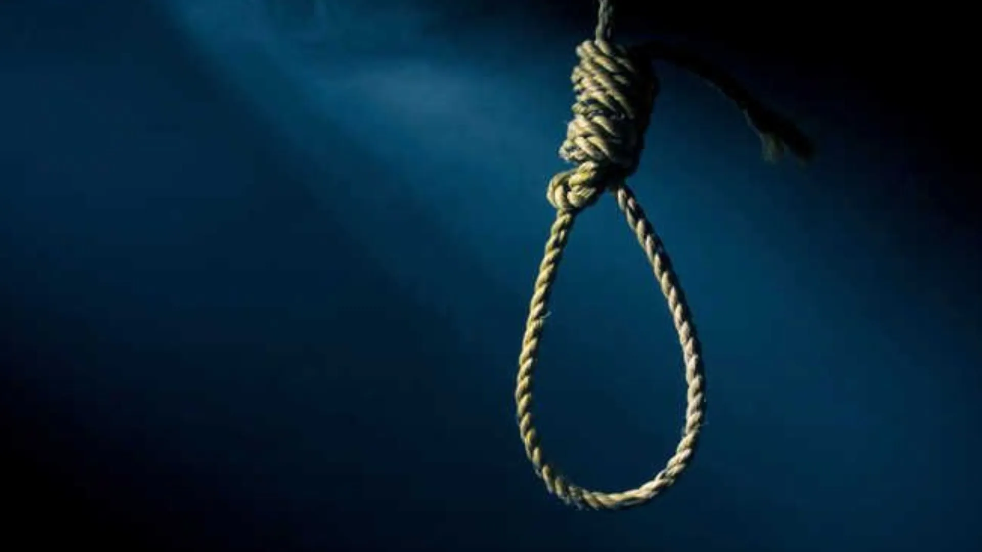 पीलीभीत: छह दिन तक मां की तस्वीर निहारती रही छात्रा और फंदा लगाकर दे दी जान