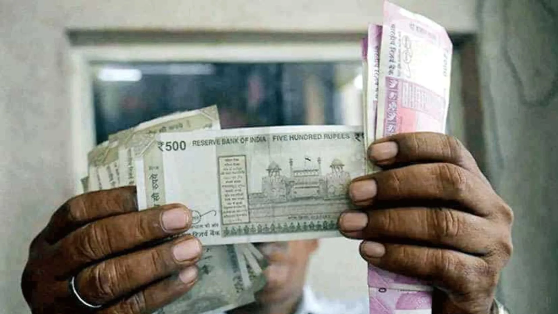 होली से पहले बड़ा तोहफा ! इस राज्य की सरकार ने अपने सरकारी कर्मचारियों की सैलरी में की 17 फीसदी की बढ़ोतरी