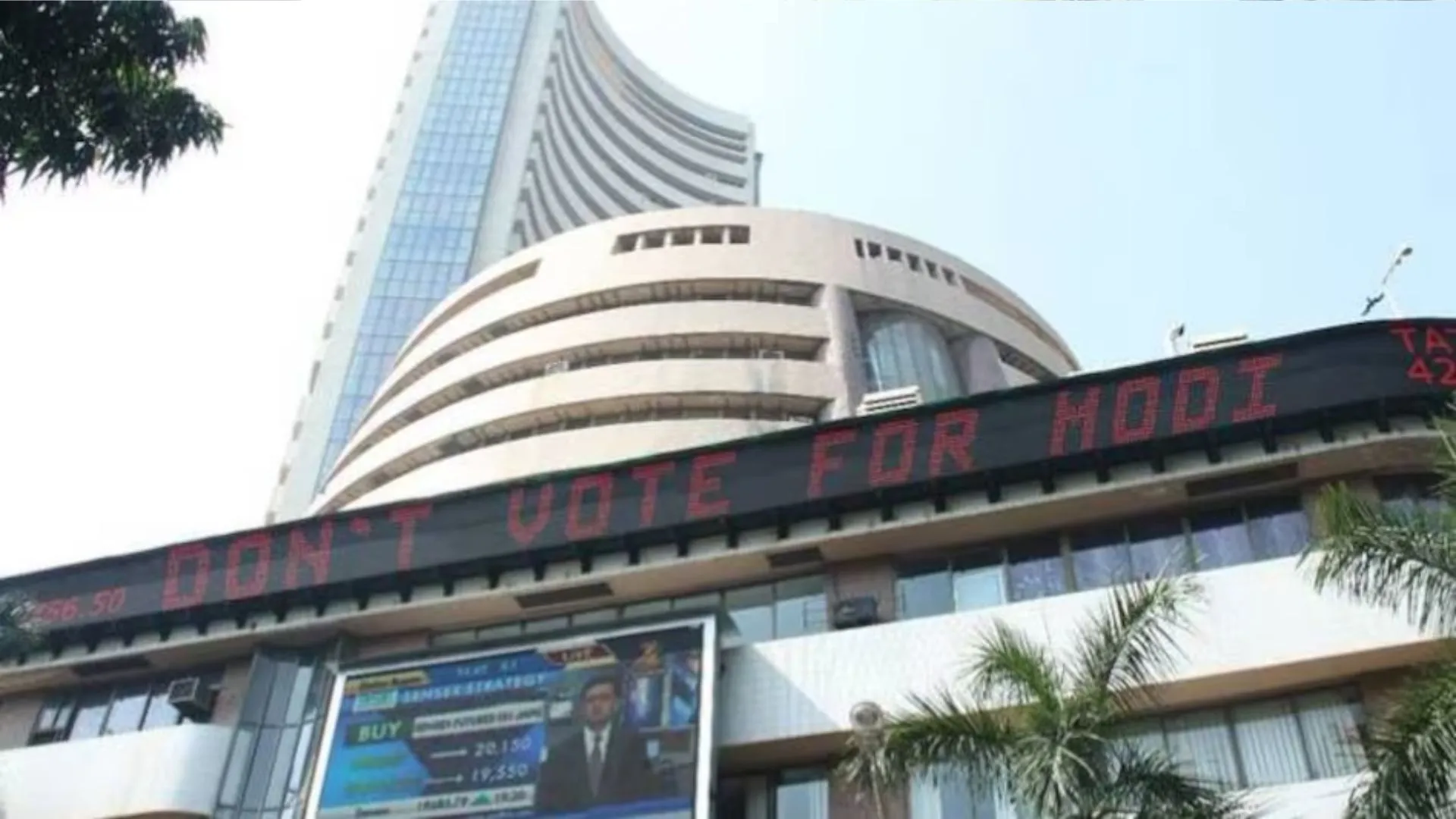 बैंक संकट की चिंता से सेंसेक्स 361 अंक टूटा, निफ्टी 17,000 अंक से नीचे फिसला 