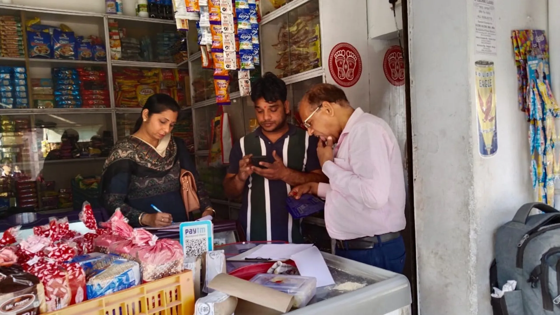 बरेली: होली से पहले मिलावटखोरी पर लगाम कसने को चल रहा अभियान, FSDA ने 10 प्रतिष्ठानों से लिए 25 नमूने