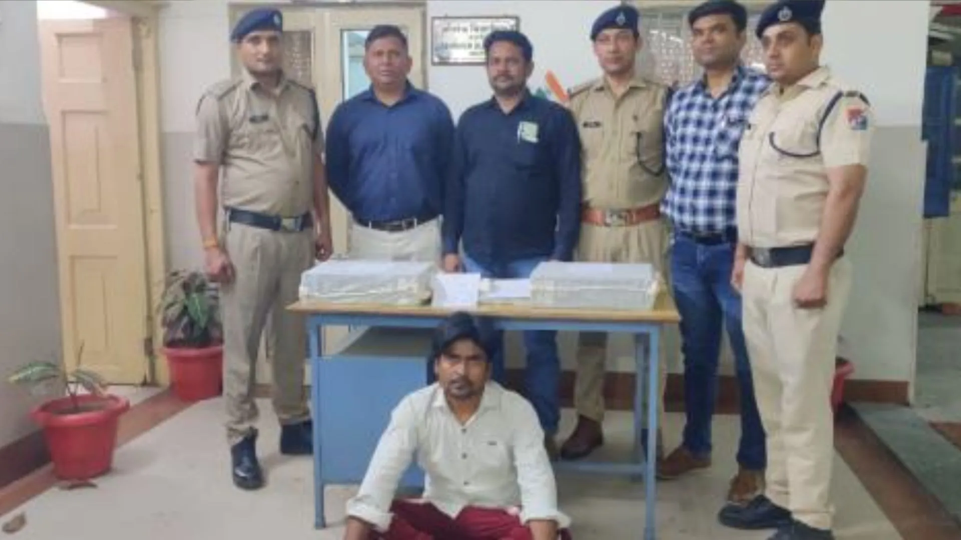 बरेली: आरपीएफ ने छापेमारी कर रेल टिकट दलाल पकड़ा