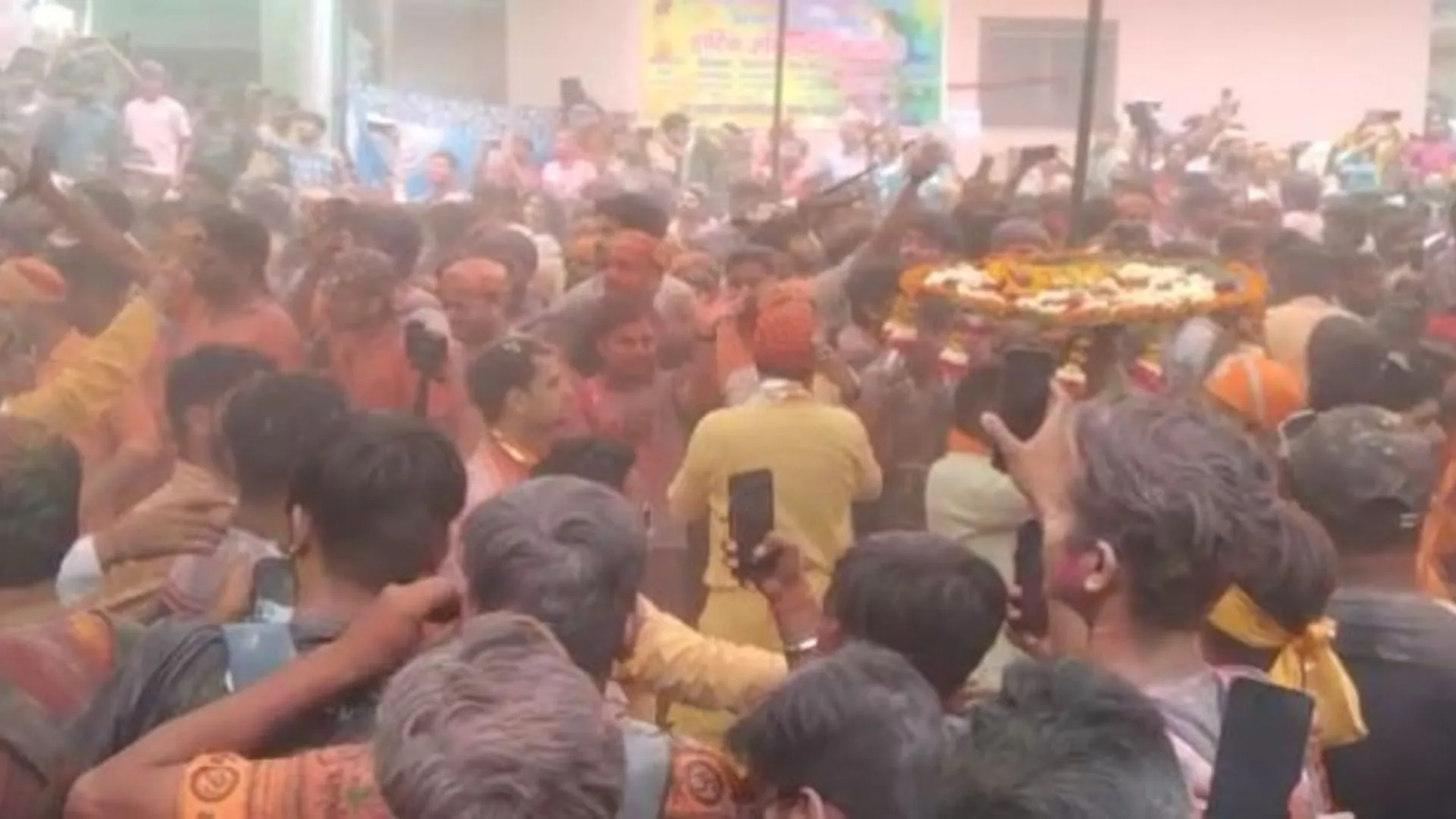 मथुरा: गोकुल में गोपियों के साथ छड़ी से खेली कान्हा ने होली, श्रद्धालुओं की उमड़ी भीड़