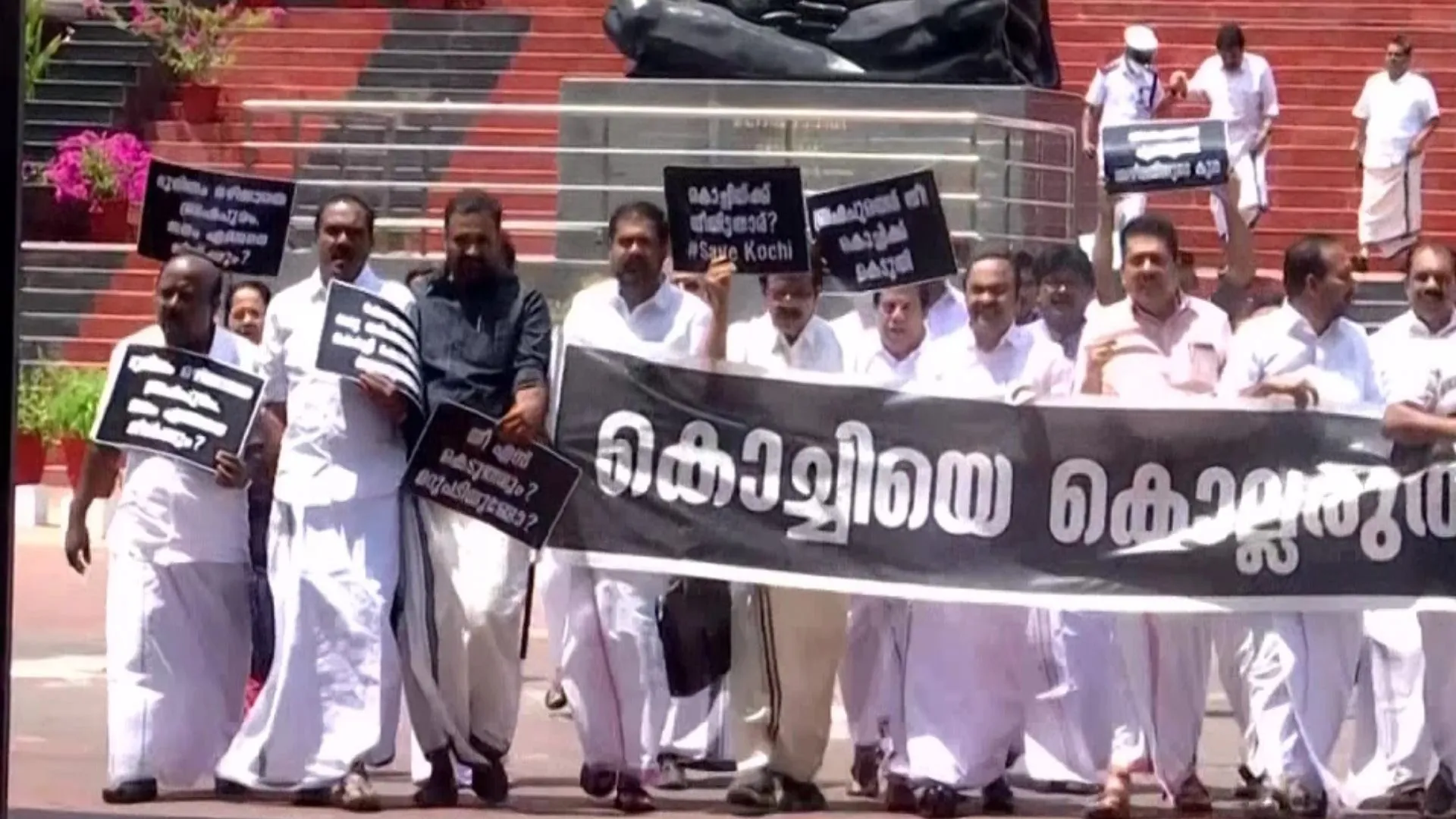  केरल विधानसभा में विपक्षी यूडीएफ का हंगामा, कार्यवाही अस्थायी रूप से स्थगित