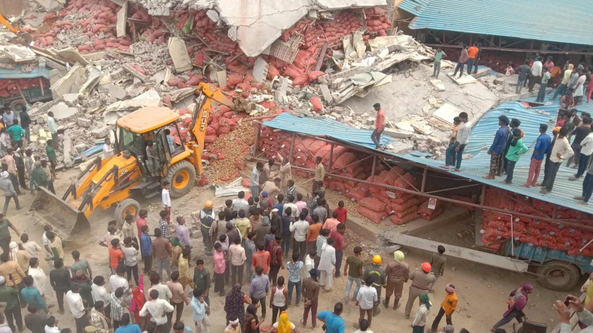 संभल में दर्दनाक हादसा : कोल्ड स्टोरेज का चैंबर गिरने से दो की मौत, 25 से अधिक लोग दबे