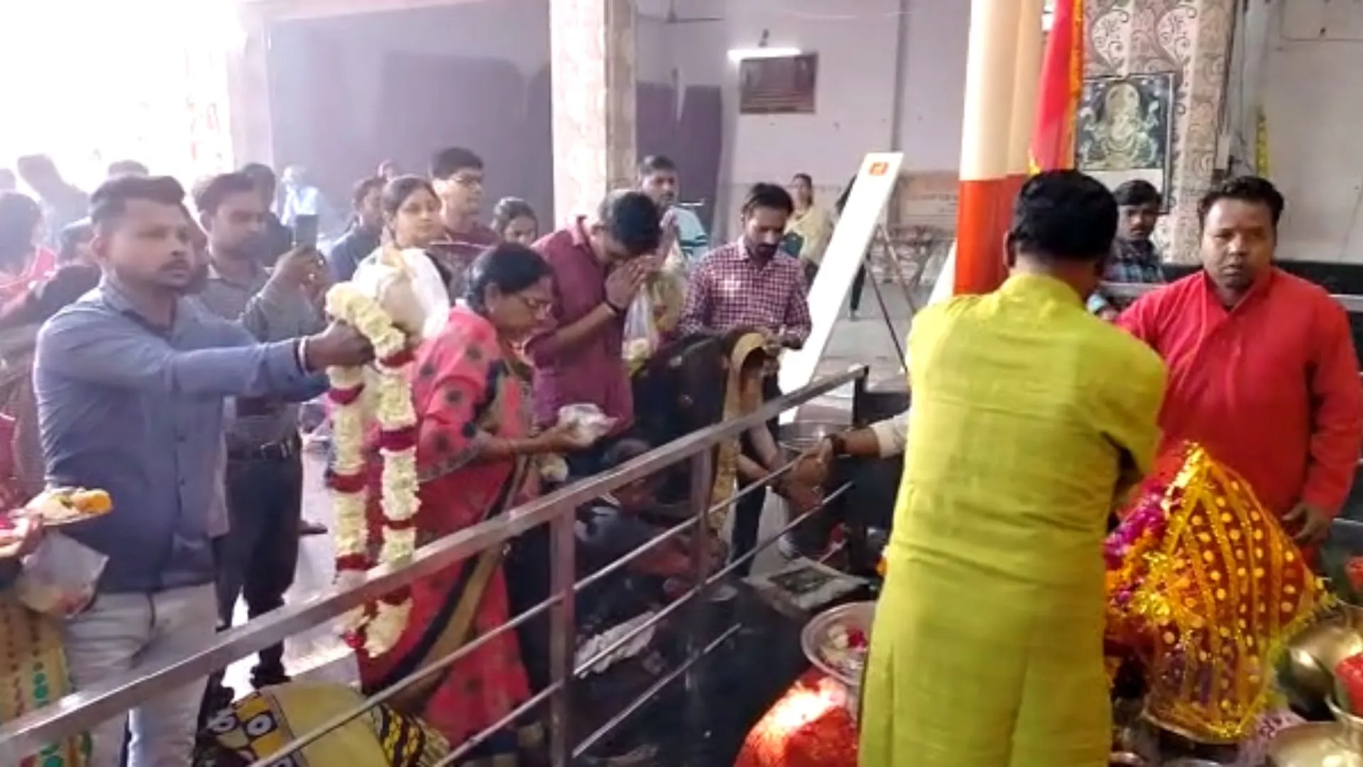 बरेली : नाव पर सवार होकर आई मां नवदुर्गा, दर्शन पाने को लगी लंबी कतार