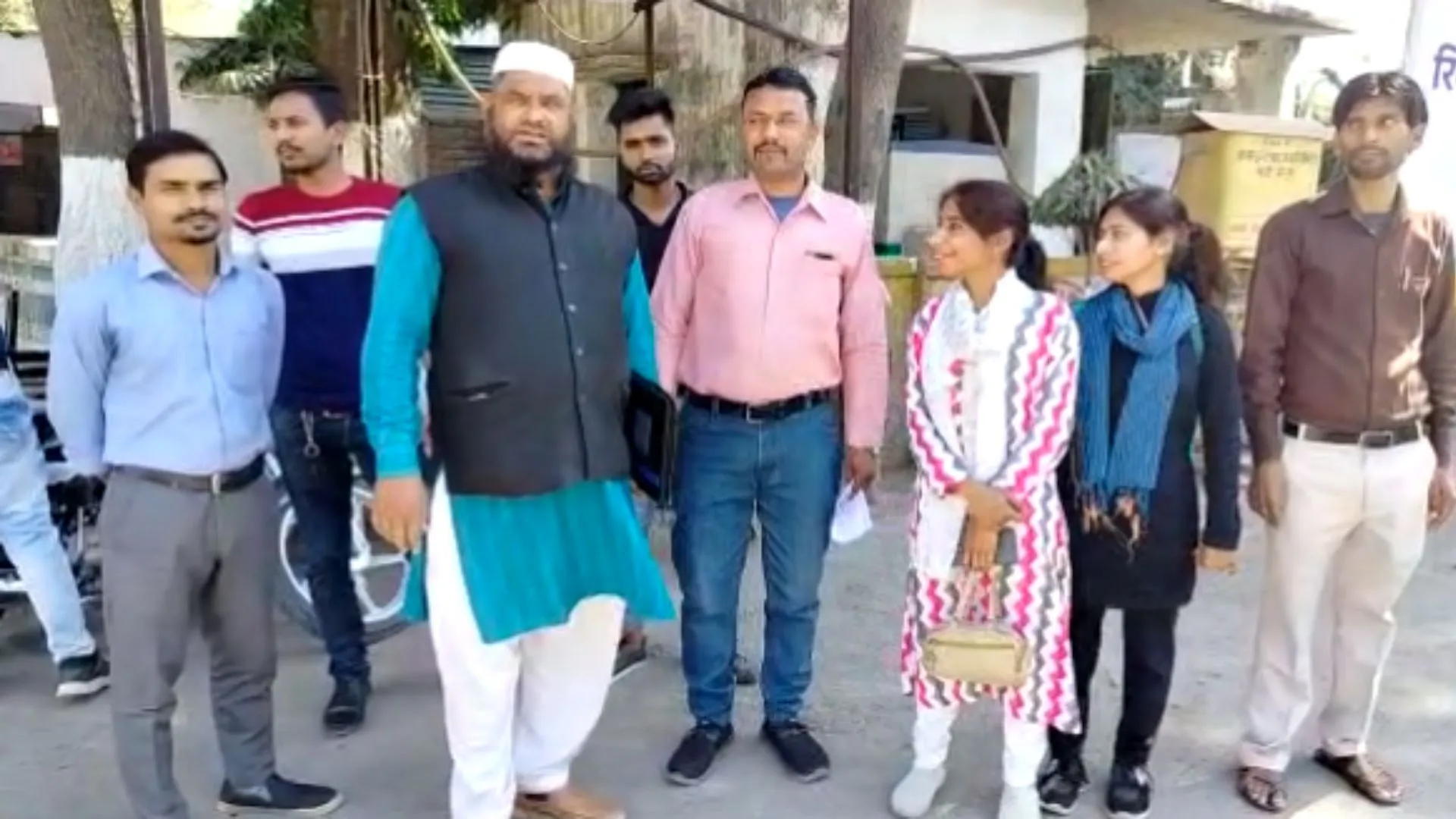 बरेली : काम तो करा लिया लेकिन भुगतान अब तक न किया, डीएम को सौंपा ज्ञापन