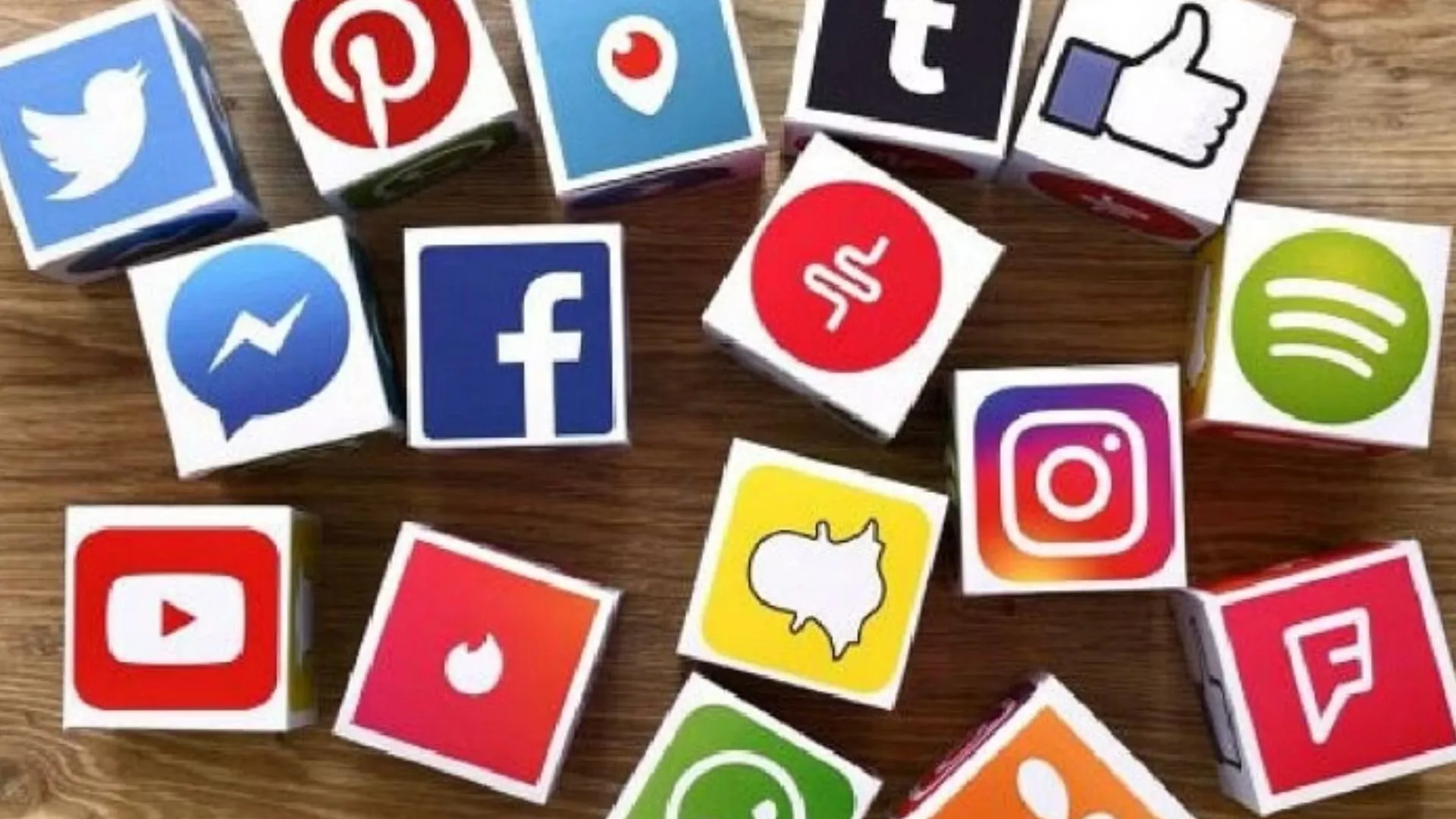 फ्रांस में सांसदों से विदेशी सोशल मीडिया का उपयोग सीमित करने की सलाह 