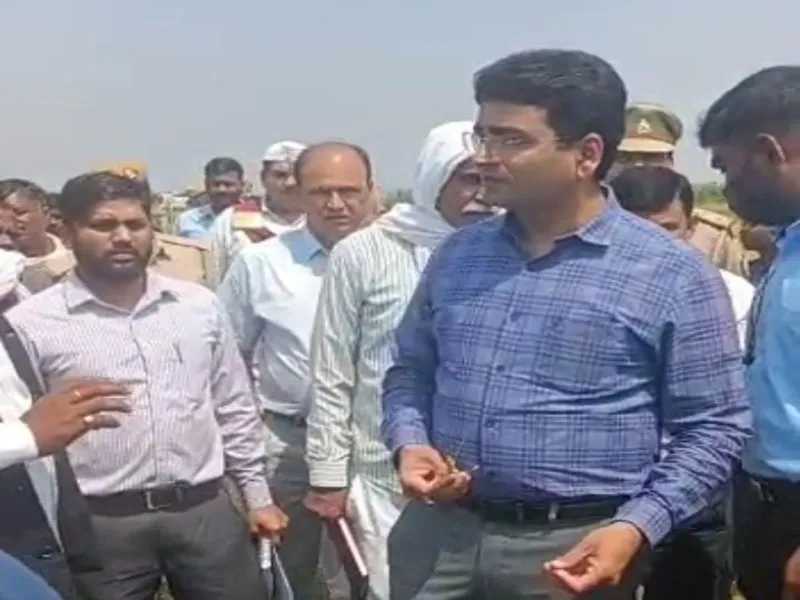 प्रयागराज: ओलावृष्टि के बाद किसानों का हाल जानने बारा गांव पहुंचे डीएम