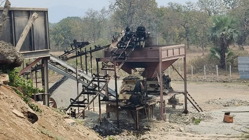 नक्सलियों ने क्रॅशर प्लांट में लगायी आग, पुलिस मामले की जांच में जुटी हैं