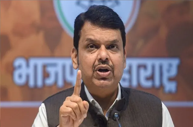 औरंगाबाद में पुलिस पर भीड़ का हमला दुर्भाग्यपूर्ण, भड़काऊ बयान नहीं दें नेता: देवेंद्र फडणवीस