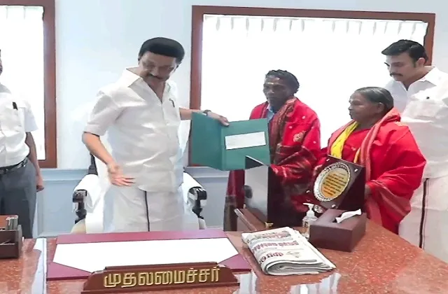  CM स्टालिन ने दी हाथियों की देखभाल करने वाले दंपती बेल्ली और बोम्मन को दो लाख रुपये की सम्मान राशि 
