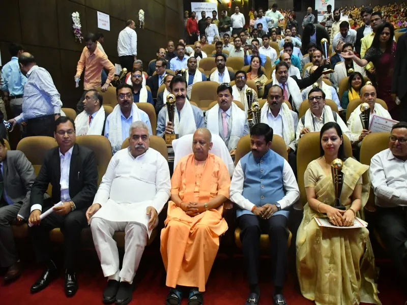 लखनऊ: ODOP और विश्वकर्मा श्रम सम्मान योजना में CM Yogi ने बांटा टूलकिट, दिया पुरस्कार   