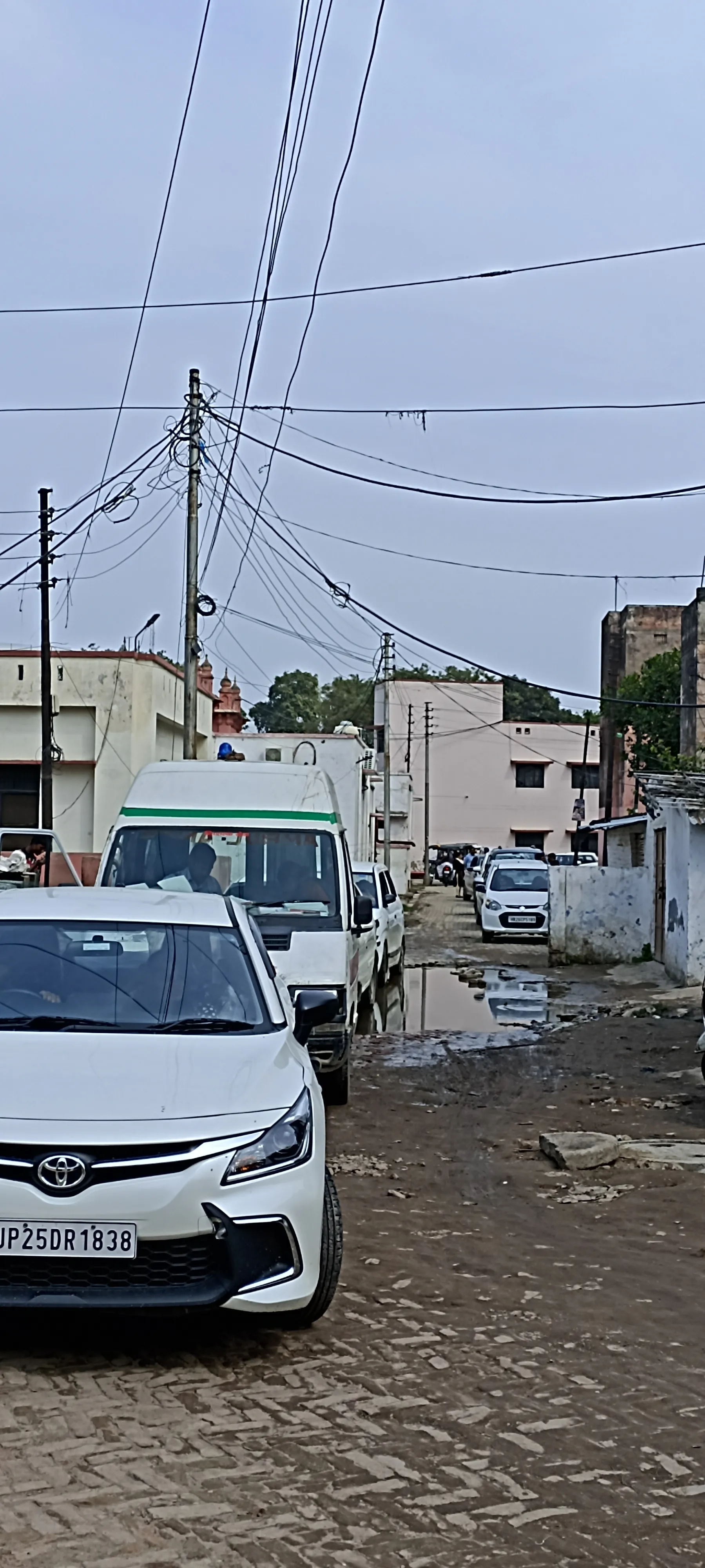 बरेली: रास्ते में खोदाई से लगे जाम में फंसी दो एंबुलेंस, मरीजों की हालत बिगड़ी