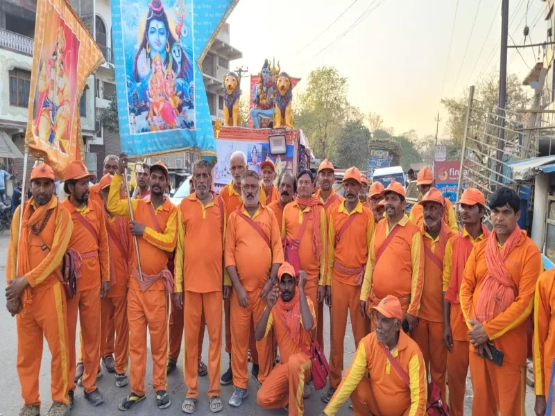 रायबरेली: गौरीशंकर मन्दिर दिल्ली से पैदल यात्रा कर शिव भक्तों का दल पहुंचा लालगंज 