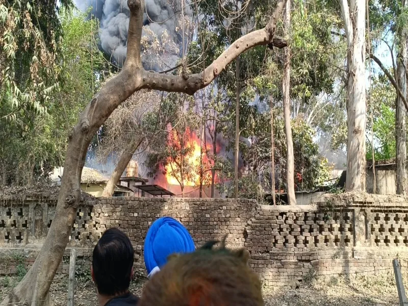 Fire in Bahraich: जल निगम के गोदाम में बड़ा अग्निकांड, आग बुझाने में जुटे हैं फायर फाइटर- देखें Video 