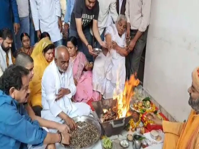 प्रयागराज: उमेश पाल के घर शांतिपाठ में पहुंचे केन्द्रीय मंत्री एसपी सिंह बघेल, परिजनों को दी सांत्वना