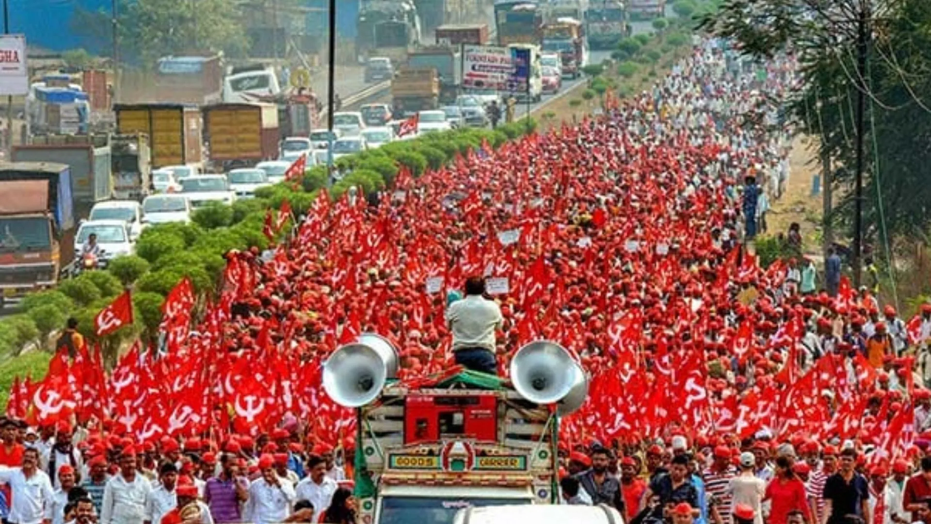 महाराष्ट्र : मुंबई की ओर बढ़ रहे आंदोलनकारी किसानों, आदिवासियों से एक और दौर की बातचीत करेगी सरकार 