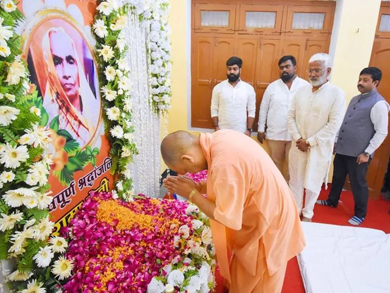 मिर्जापुर: सीएम योगी ने स्वतंत्र देव सिंह की मां को दी श्रद्धांजलि, परिजनों से पूछा हालचाल