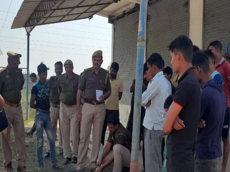 रायबरेली: सड़क के किनारे मिला युवक का अर्धनग्न शव, हत्या की आशंका