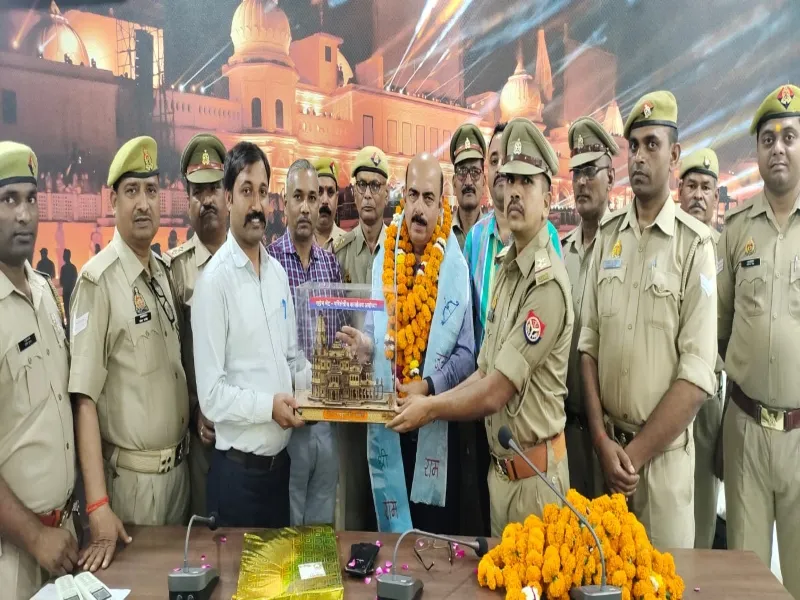 अयोध्या: DIG को पुलिस कर्मियों ने दी विदाई, कार्यकाल को बताया स्वर्णिम   