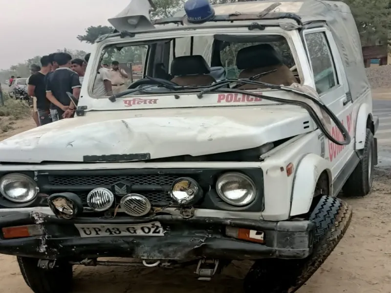 गोंडा: थाने पर हंगामा कर रहे युवक को ले जा रही पुलिस की जिप्सी पलटी, चार घायल 