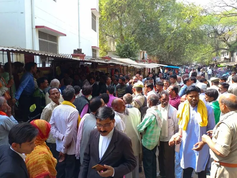 हमीरपुर: अंतरधार्मिक विवाह के मामले में कचहरी परिसर में जोड़े के परिजनों से हुई नोकझोंक, पुलिस दोनों पक्षों को ले गई कोतवाली 