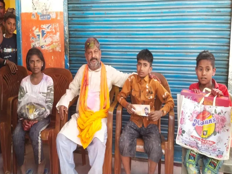 अयोध्या: विधायक ने अनाथ बच्चों संग मनाई होली, बांटे उपहार