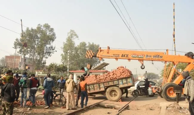 ईंट से भरी हुई ट्रेक्टर ट्रॉली का हुक टूट जाने से रेलवे फाटक में फंस गयी 