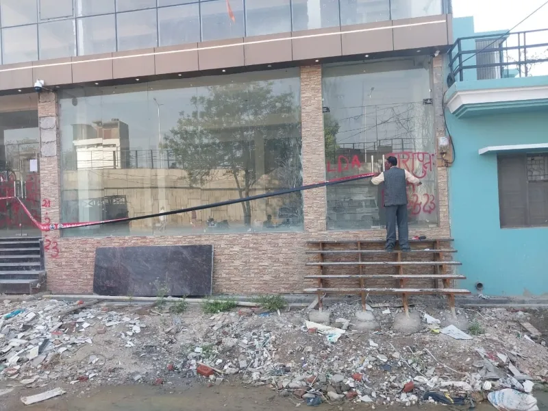लखनऊ में दो भवन स्वामी पर FIR, ध्वस्त होगा निर्माण
