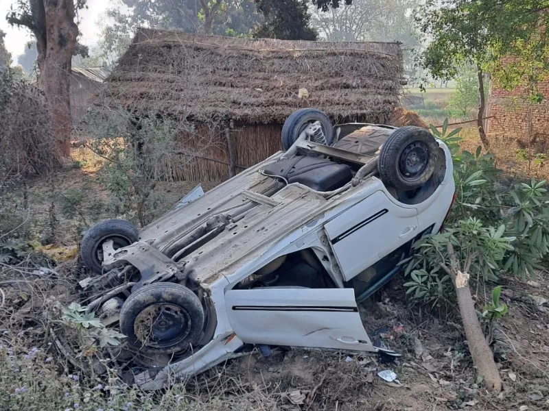 रायबरेली: साइकिल सवार को टक्कर मारकर खड्ड में पलटी कार , चार घायल
