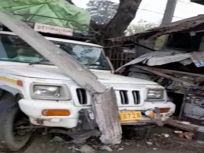 बहराइच: ठेलिया को रौंदते हुए अनियंत्रित पिकअप बिजली के खंभे से टकराया, चालक समेत दो घायल