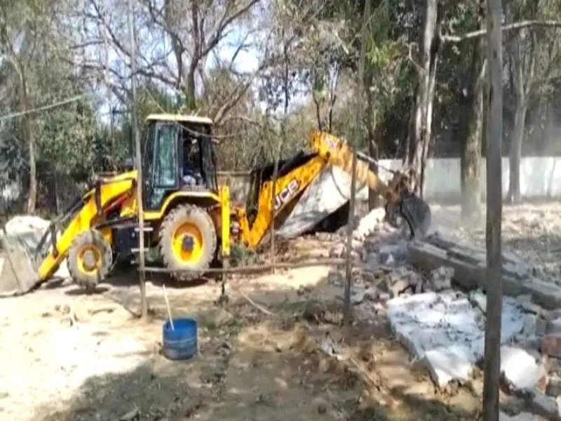 रायबरेली अवैध कब्जे पर चला बुलडोजर, खाली कराई गई संस्था की जमीन