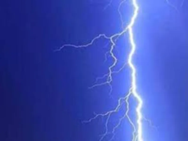 हरदोई में तेज बारिश के बीच स्कूल पर गिरी आकाशीय बिजली, टला बड़ा हादसा 